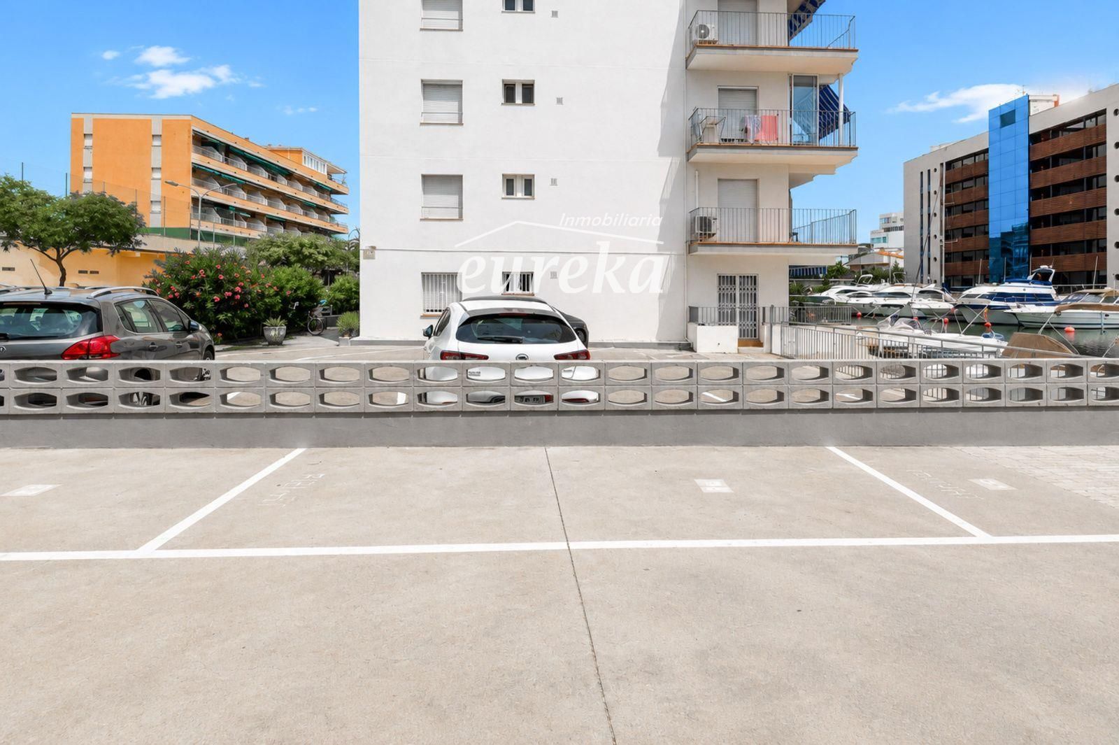 Tu rincón junto al mar en Roses: terraza con vistas al canal y parking privado