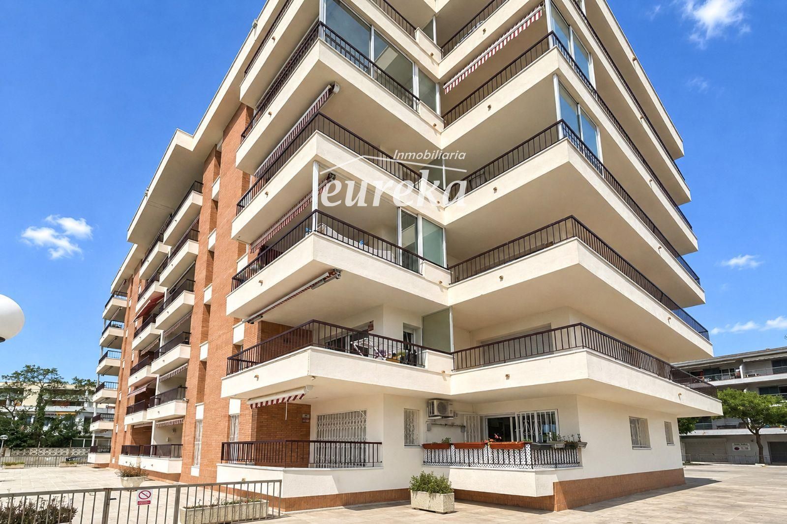 Tu rincón junto al mar en Roses: terraza con vistas al canal y parking privado