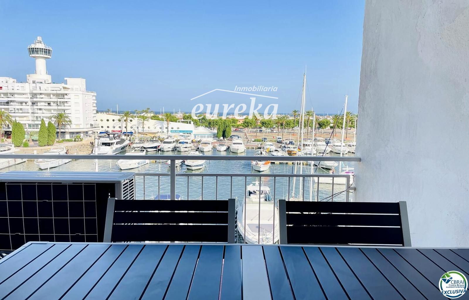Apartamento totalmente renovado con terraza y espectaculares vistas al canal y al mar, en una de las zonas más buscadas de Empuriabrava - Foto 2