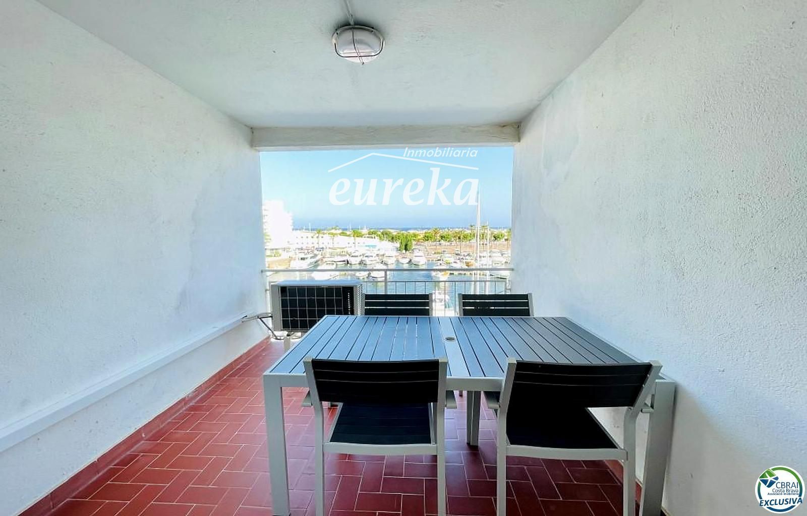 Apartamento totalmente renovado con terraza y espectaculares vistas al canal y al mar, en una de las zonas más buscadas de Empuriabrava - Foto 4