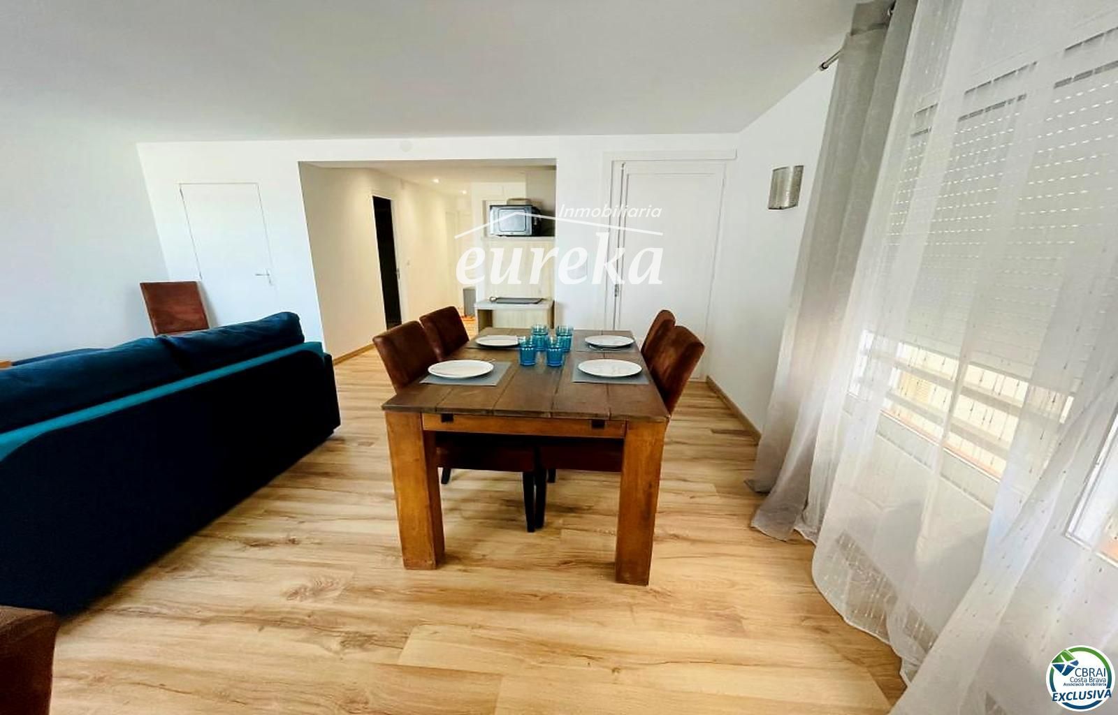 Apartamento totalmente renovado con terraza y espectaculares vistas al canal y al mar, en una de las zonas más buscadas de Empuriabrava - Foto 6