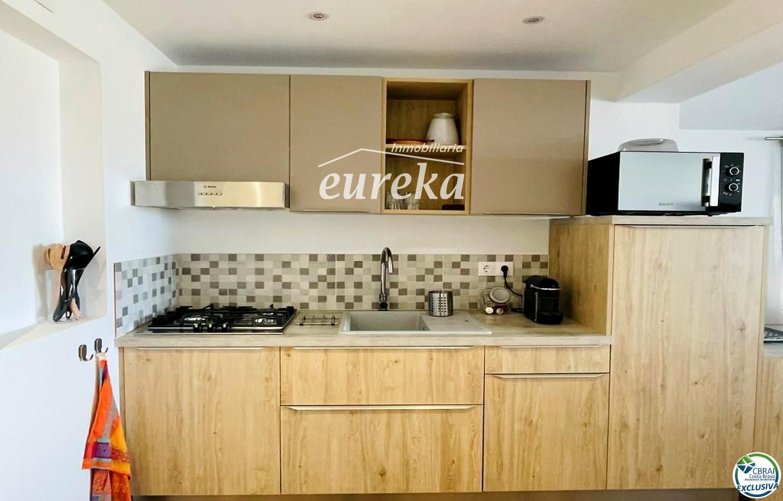 Apartamento totalmente renovado con terraza y espectaculares vistas al canal y al mar, en una de las zonas más buscadas de Empuriabrava - Foto 7