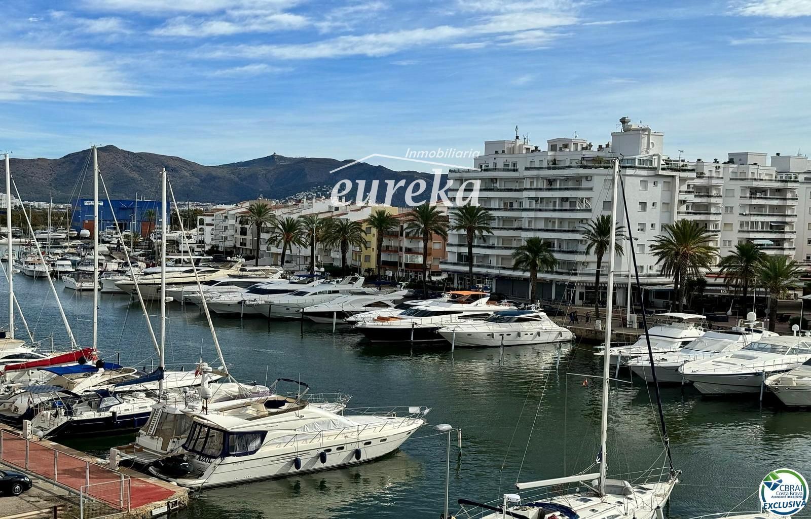 Apartamento totalmente renovado con terraza y espectaculares vistas al canal y al mar, en una de las zonas más buscadas de Empuriabrava - Foto 16