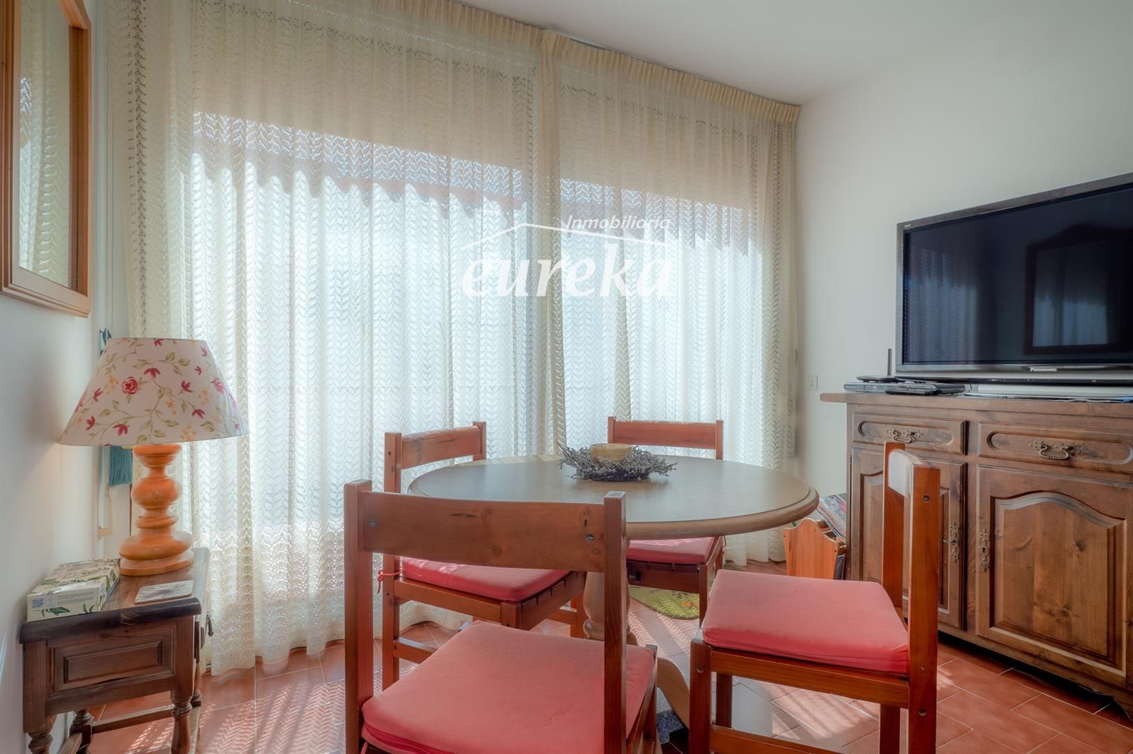 Apartament ubicat a tercera línia de mar amb piscina, jardí, i pàrquing - Foto 4