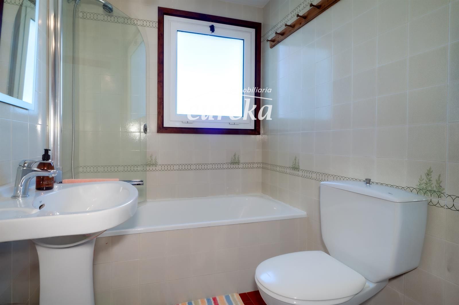 Apartament ubicat a tercera línia de mar amb piscina, jardí, i pàrquing - Foto 12