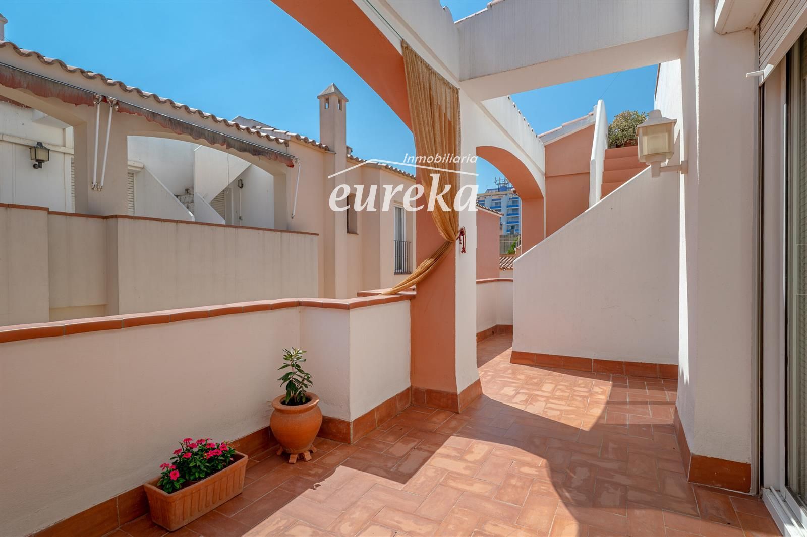 Apartament ubicat a tercera línia de mar amb piscina, jardí, i pàrquing - Foto 17