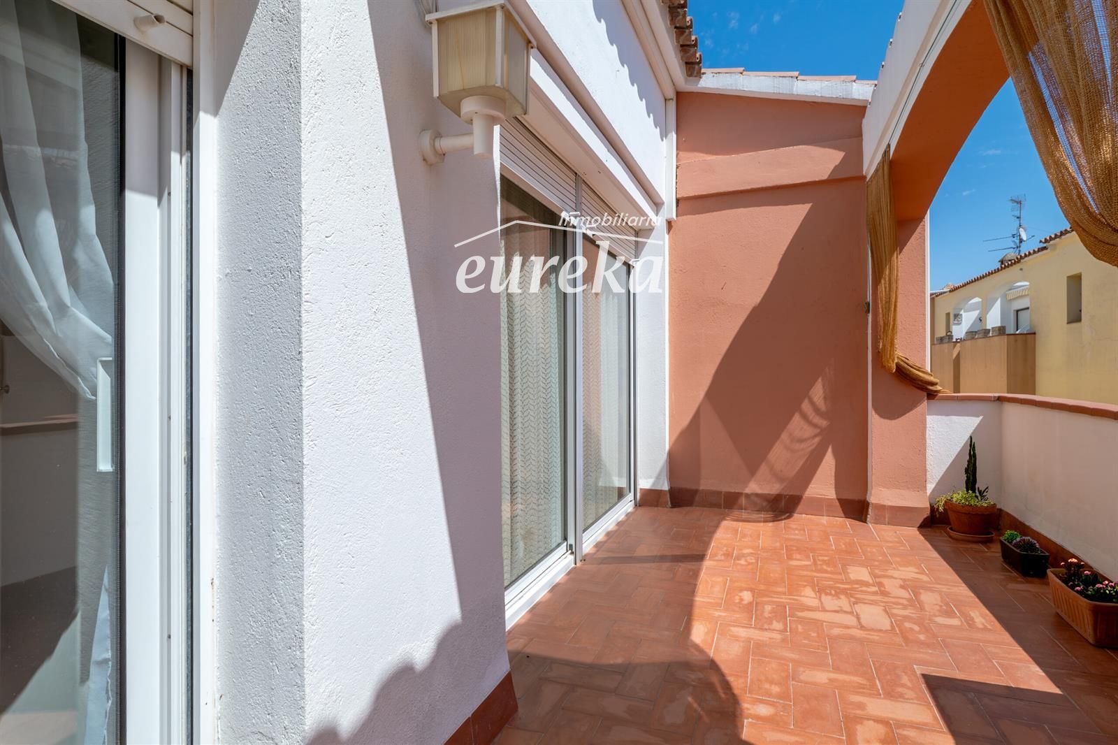 Apartament ubicat a tercera línia de mar amb piscina, jardí, i pàrquing - Foto 18