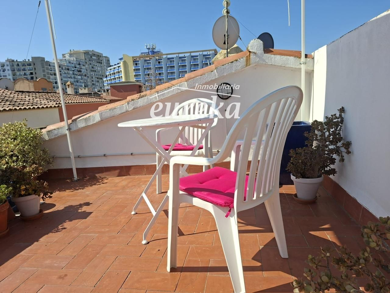 Apartament ubicat a tercera línia de mar amb piscina, jardí, i pàrquing - Foto 32