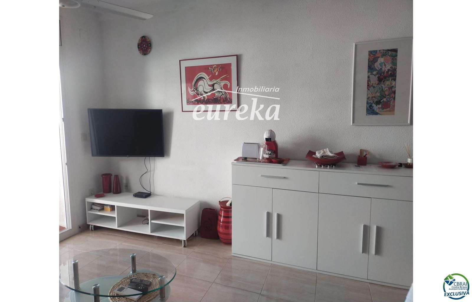 Apartamento agradable junto al lago San Maurici, con bonitas vistas al canal, piscina y jardines comunitarios. - Foto 2