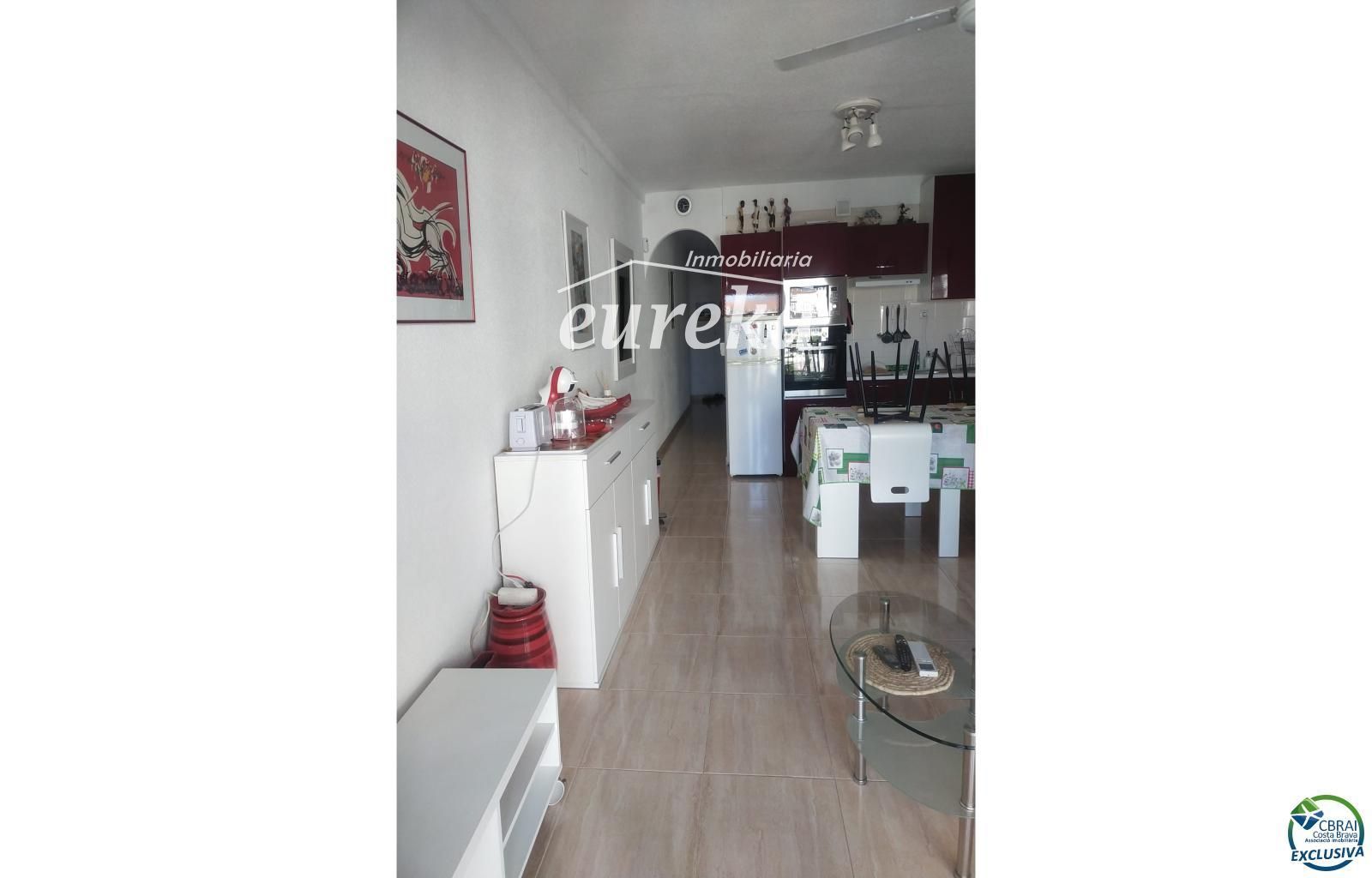 Apartamento agradable junto al lago San Maurici, con bonitas vistas al canal, piscina y jardines comunitarios. - Foto 3