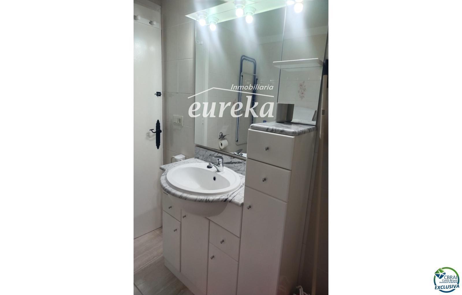Apartamento agradable junto al lago San Maurici, con bonitas vistas al canal, piscina y jardines comunitarios. - Foto 8