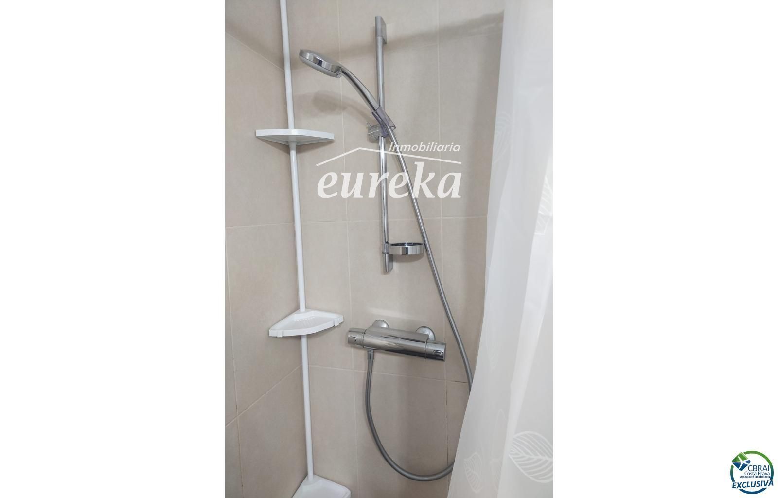 Apartamento agradable junto al lago San Maurici, con bonitas vistas al canal, piscina y jardines comunitarios. - Foto 9