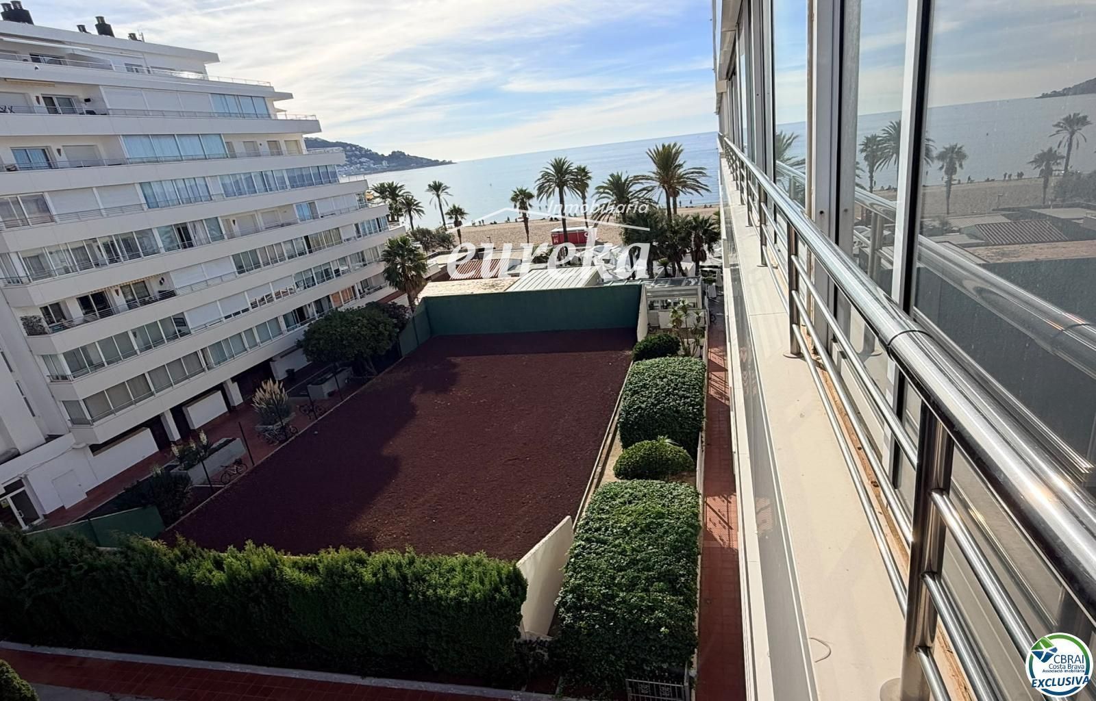 Primera línea, vista al mar, parking, piscinas y jardines sobre la playa. - Foto 7