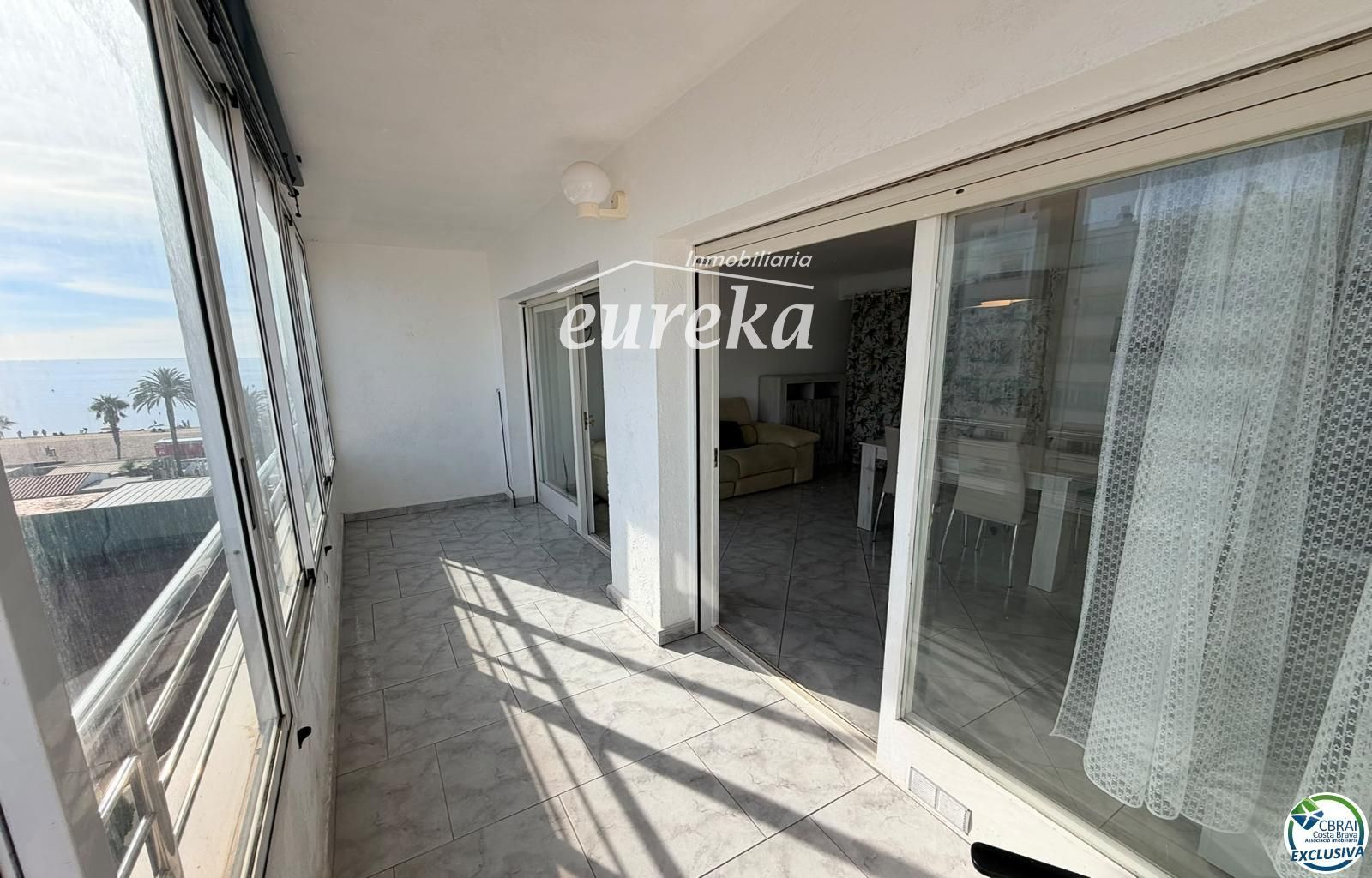 Primera línea, vista al mar, parking, piscinas y jardines sobre la playa. - Foto 8