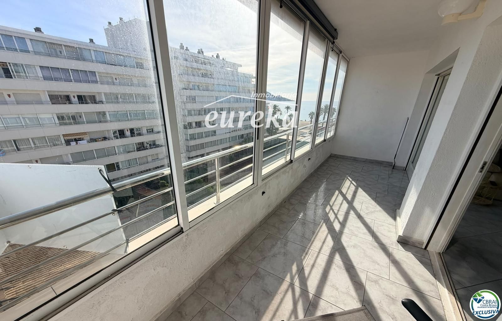 Primera línea, vista al mar, parking, piscinas y jardines sobre la playa. - Foto 9