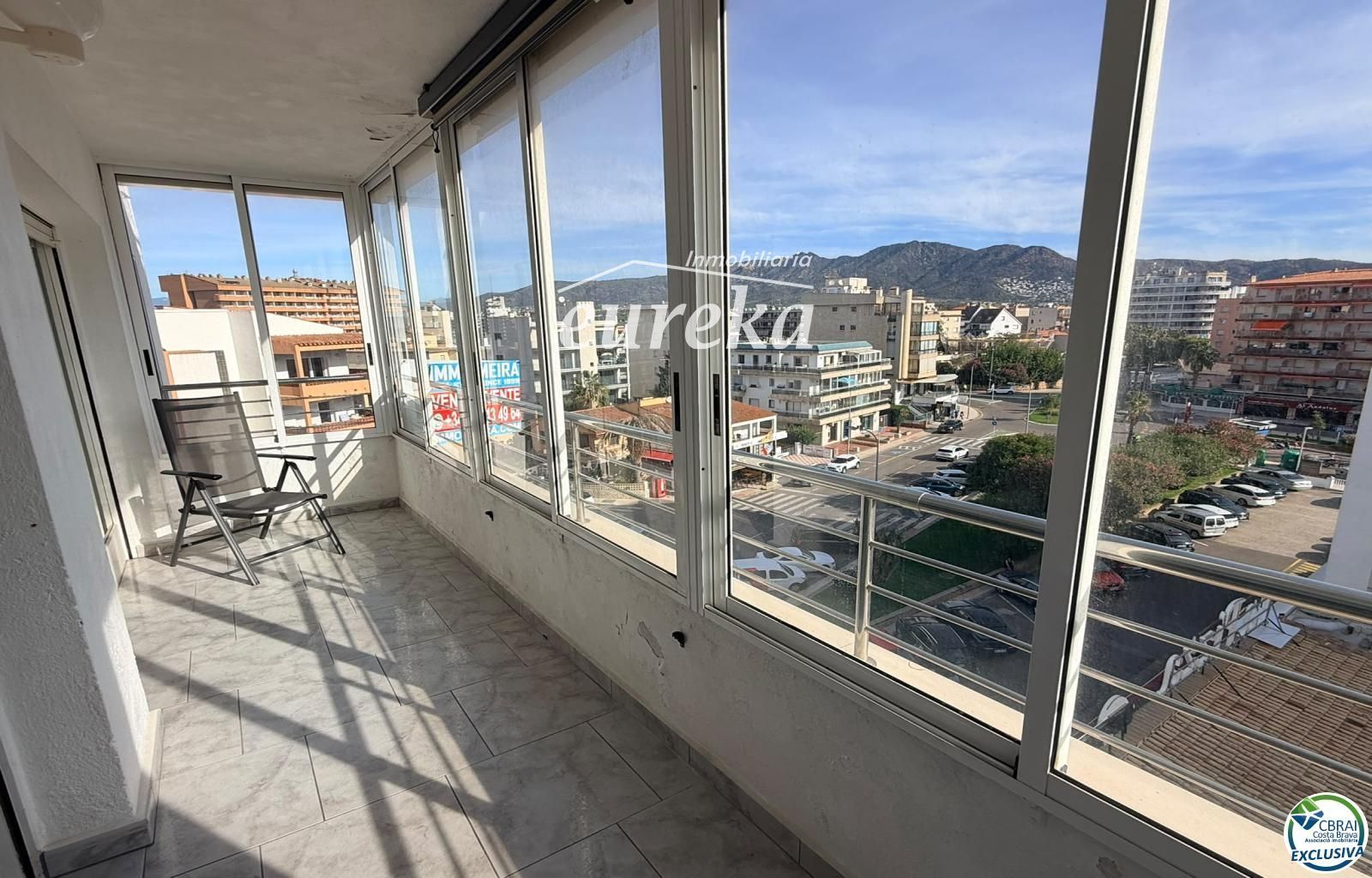 Primera línea, vista al mar, parking, piscinas y jardines sobre la playa. - Foto 10