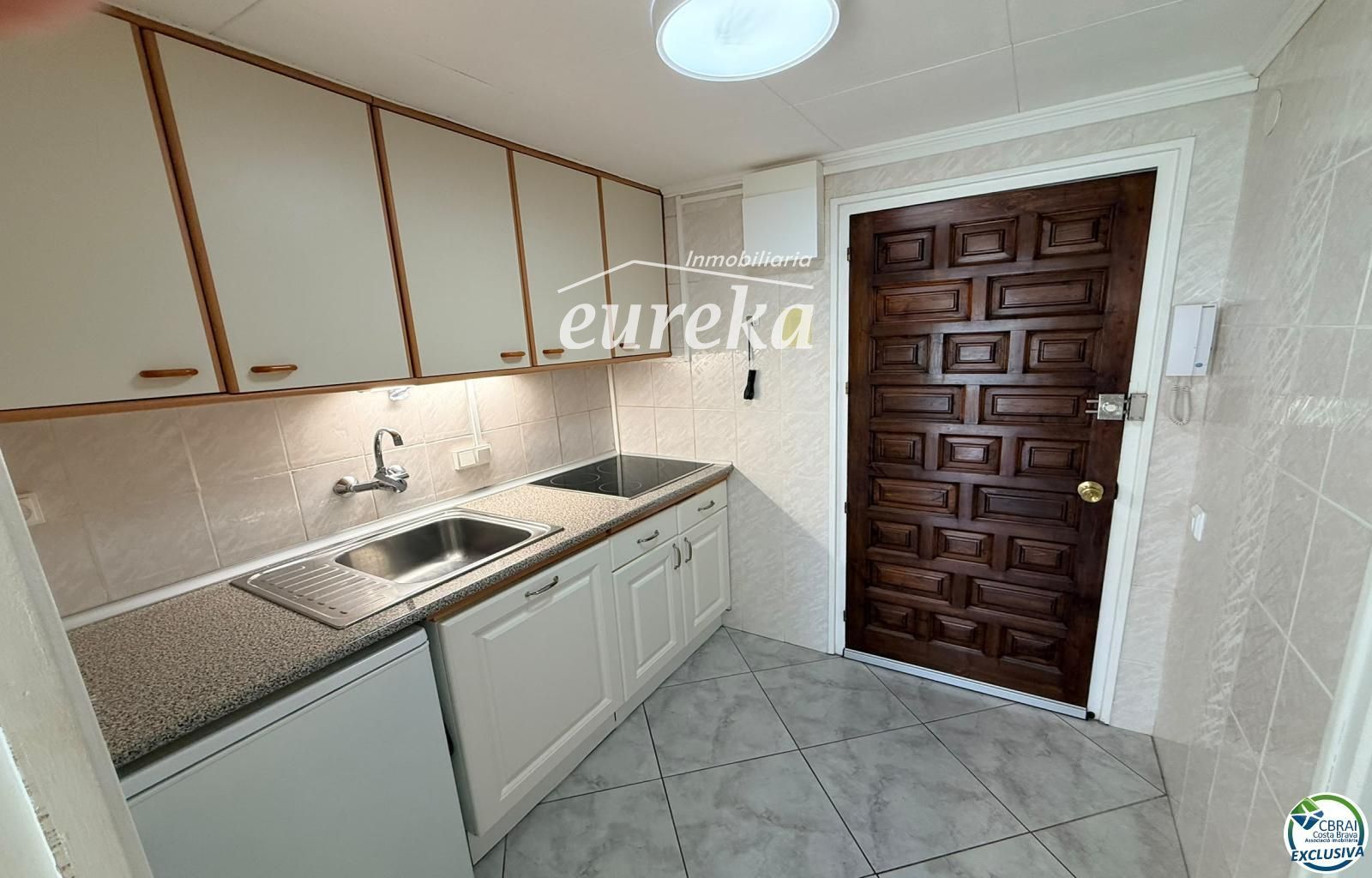 Primera línea, vista al mar, parking, piscinas y jardines sobre la playa. - Foto 17