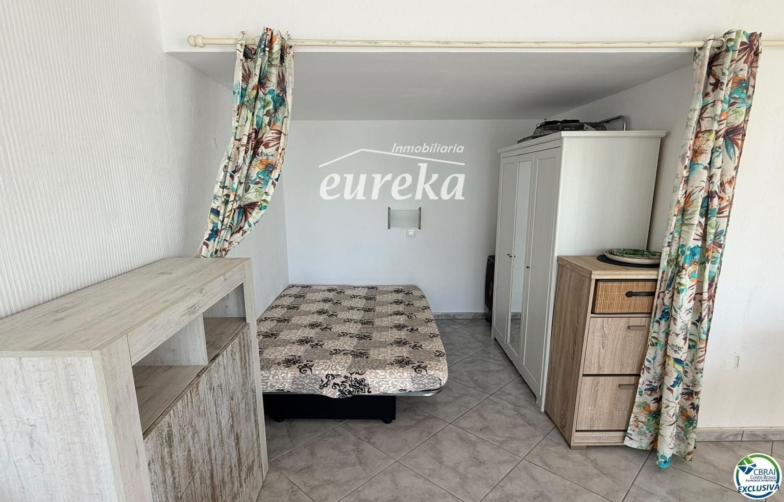 Primera línea, vista al mar, parking, piscinas y jardines sobre la playa. - Foto 21