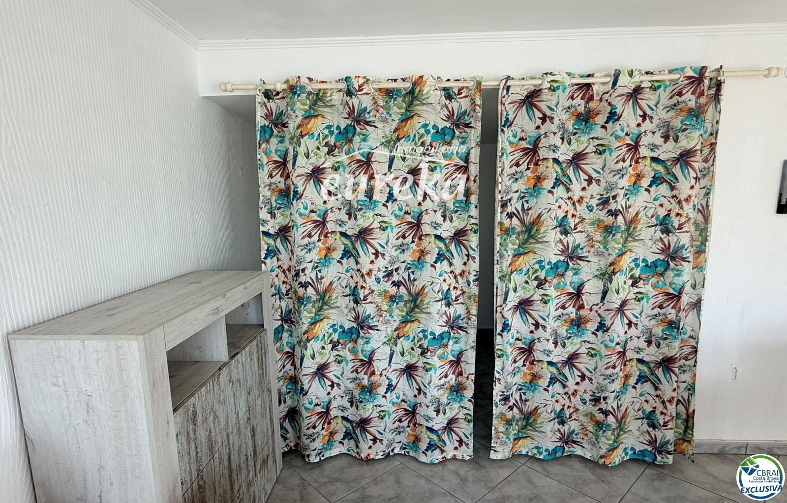 Primera línea, vista al mar, parking, piscinas y jardines sobre la playa. - Foto 23