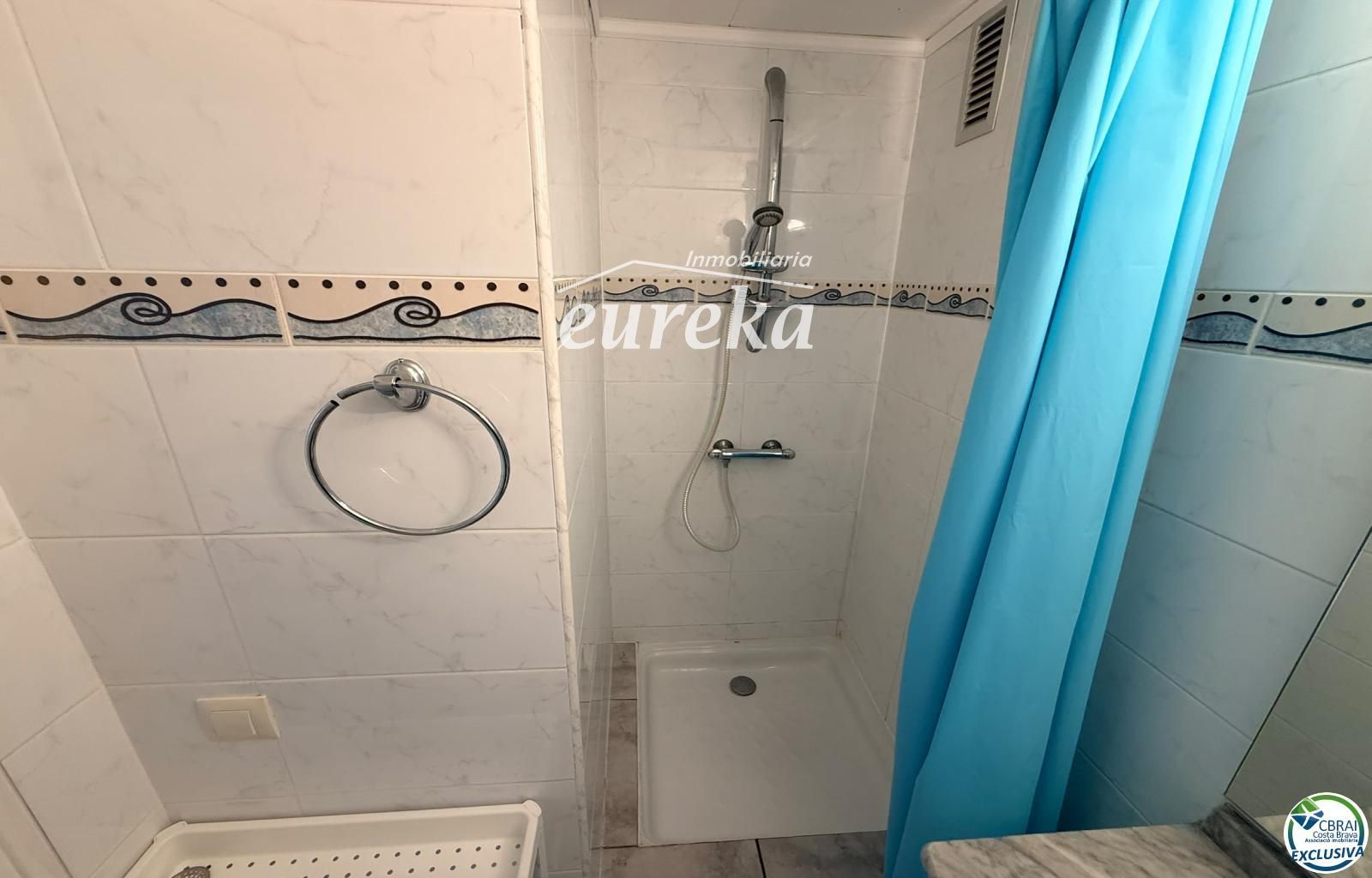 Primera línea, vista al mar, parking, piscinas y jardines sobre la playa. - Foto 24