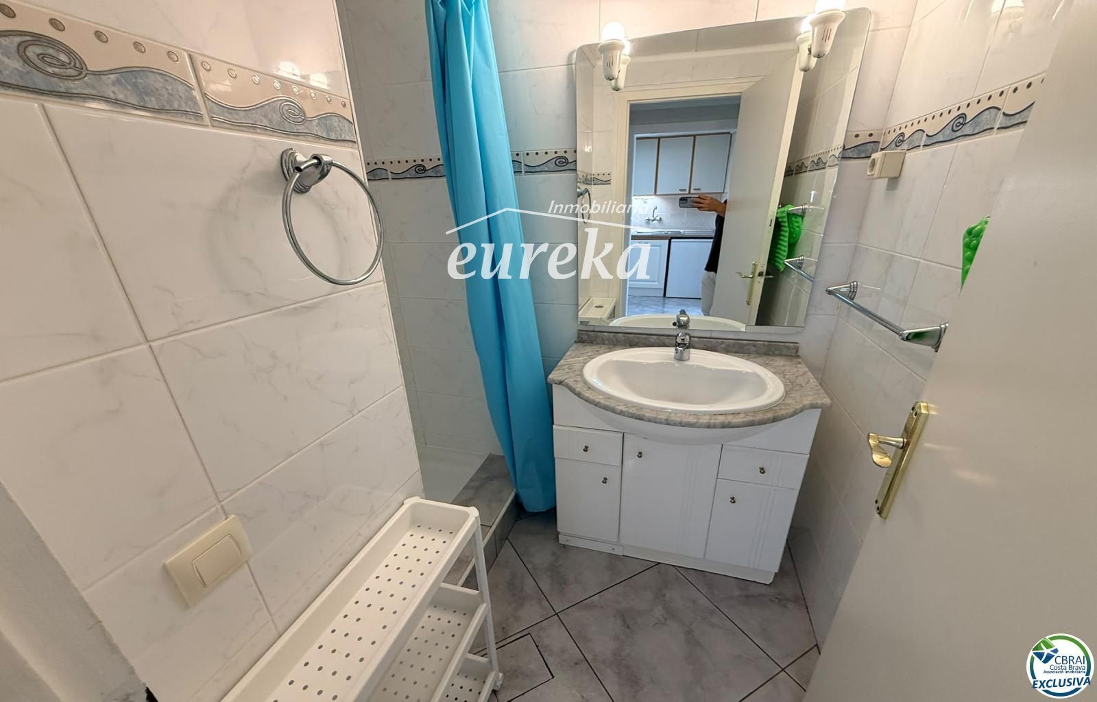 Primera línea, vista al mar, parking, piscinas y jardines sobre la playa. - Foto 25