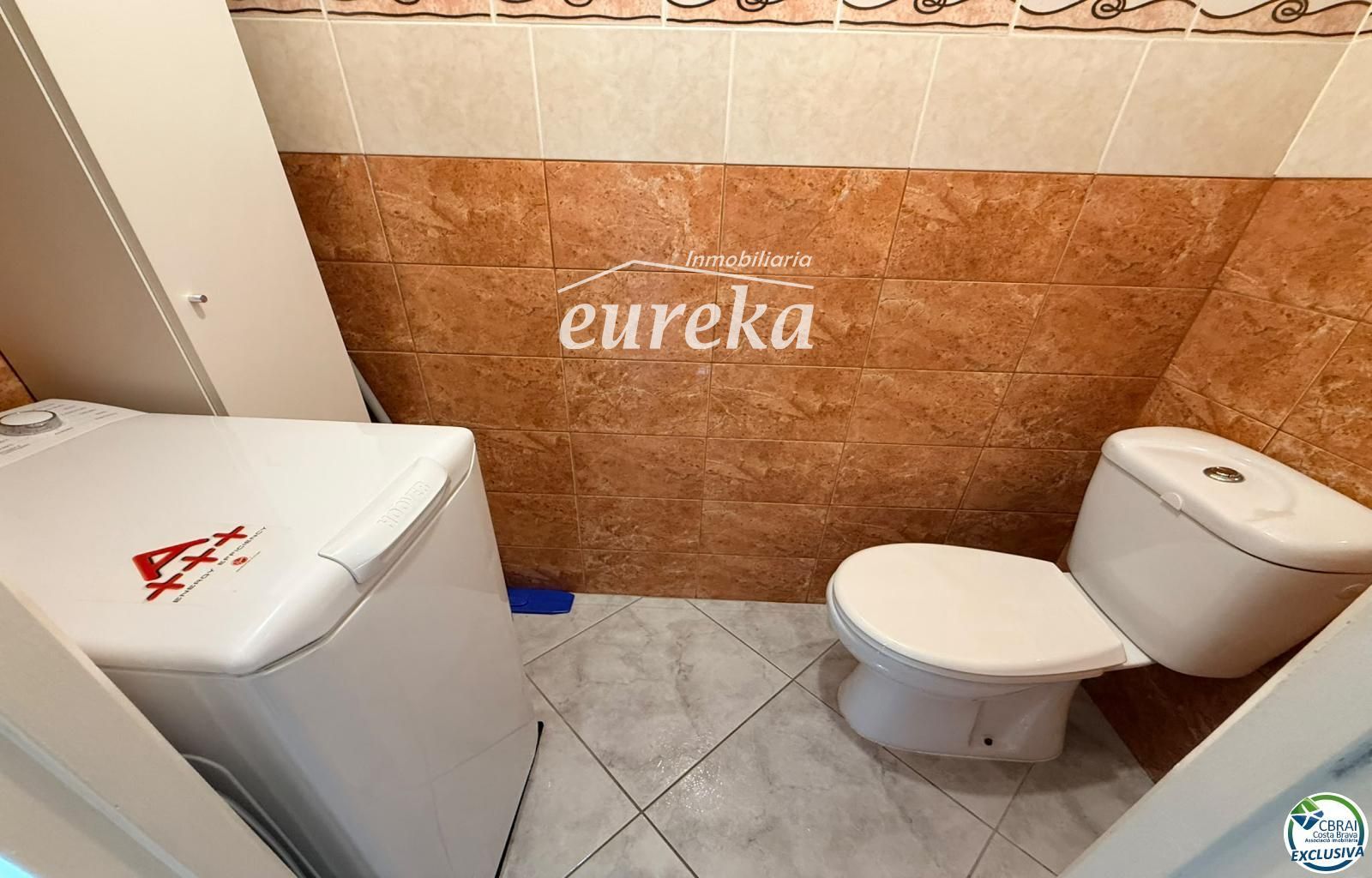 Primera línea, vista al mar, parking, piscinas y jardines sobre la playa. - Foto 26