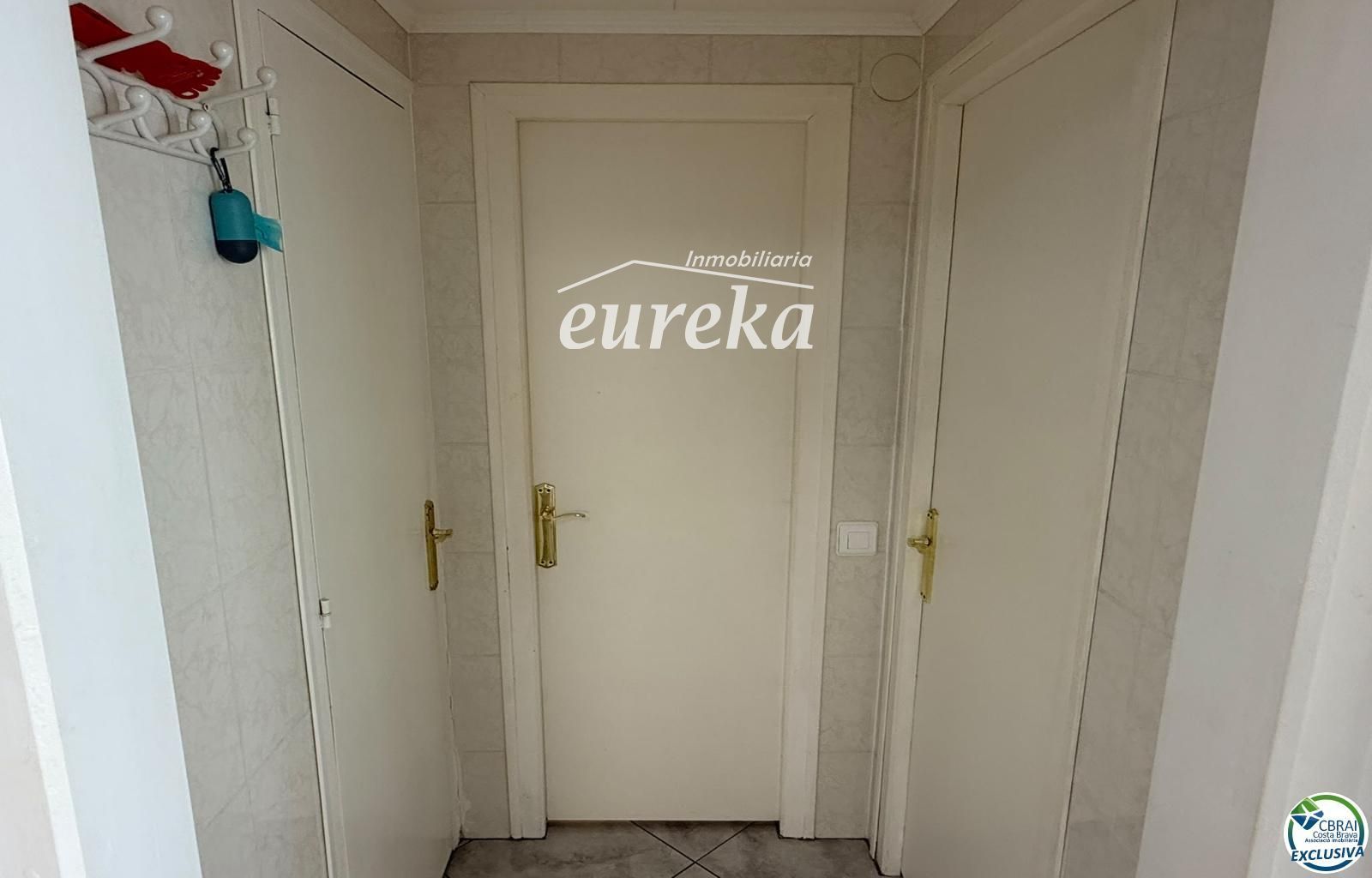 Primera línea, vista al mar, parking, piscinas y jardines sobre la playa. - Foto 28