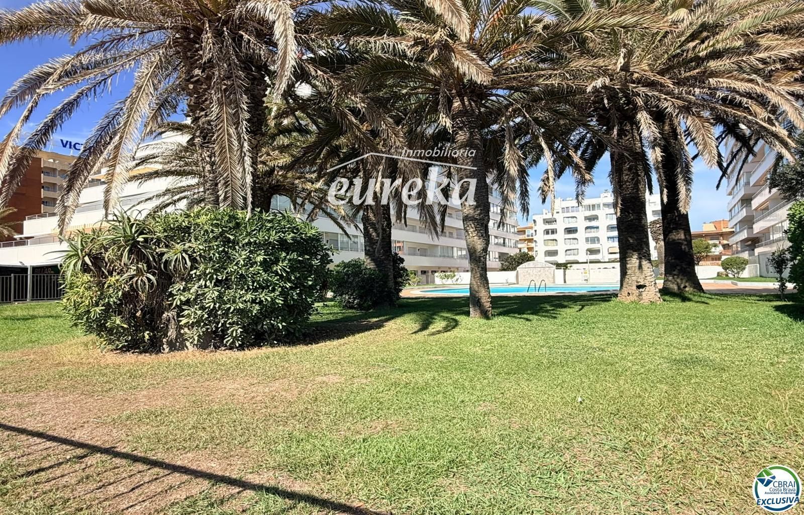 Primera línea, vista al mar, parking, piscinas y jardines sobre la playa. - Foto 33