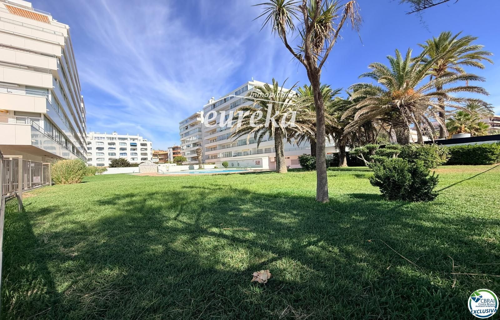 Primera línea, vista al mar, parking, piscinas y jardines sobre la playa. - Foto 36