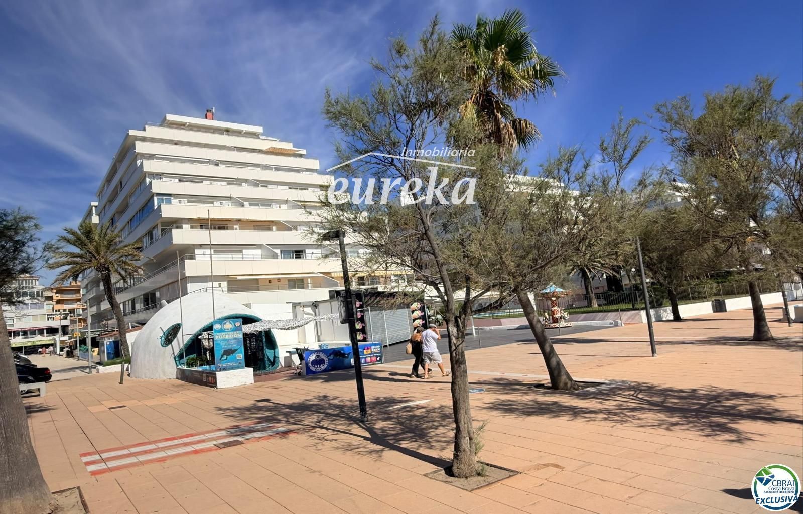 Primera línea, vista al mar, parking, piscinas y jardines sobre la playa. - Foto 37