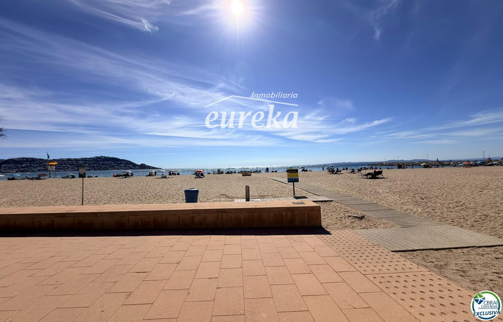 Primera línea, vista al mar, parking, piscinas y jardines sobre la playa. - Foto 40