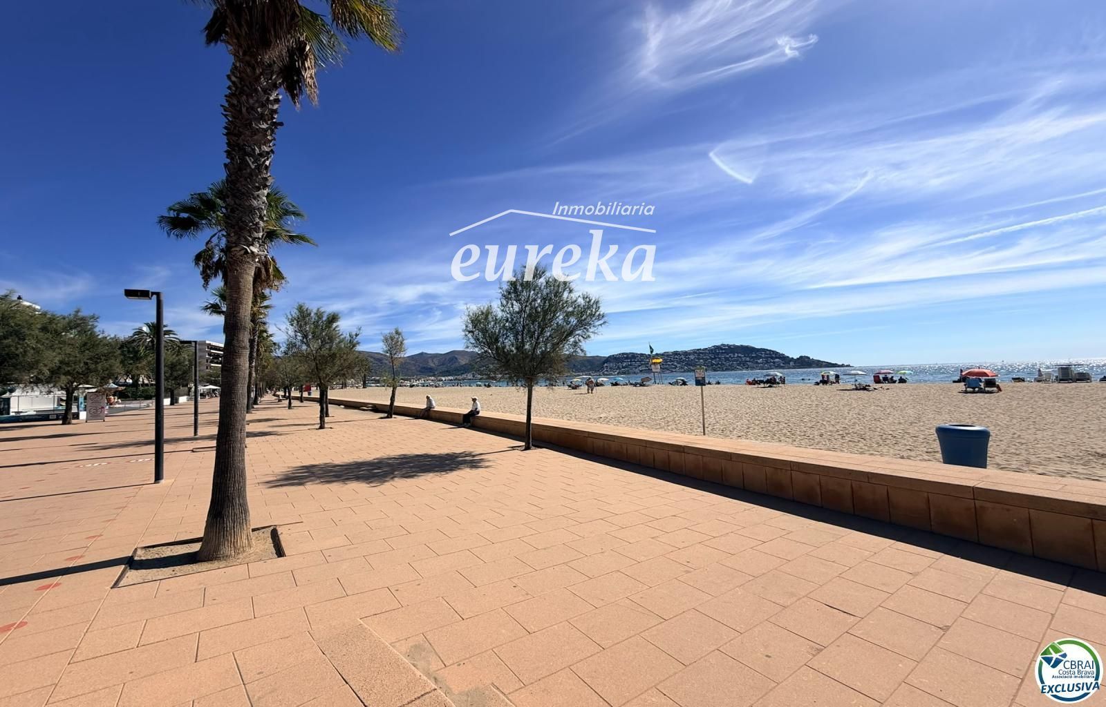 Primera línea, vista al mar, parking, piscinas y jardines sobre la playa. - Foto 41