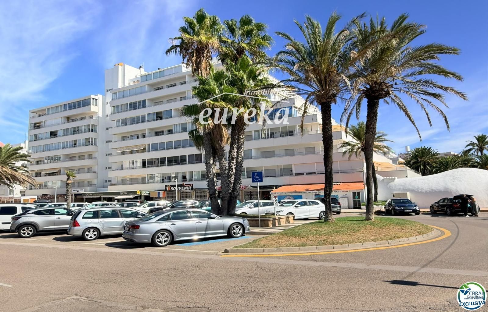 Primera línea, vista al mar, parking, piscinas y jardines sobre la playa. - Foto 43