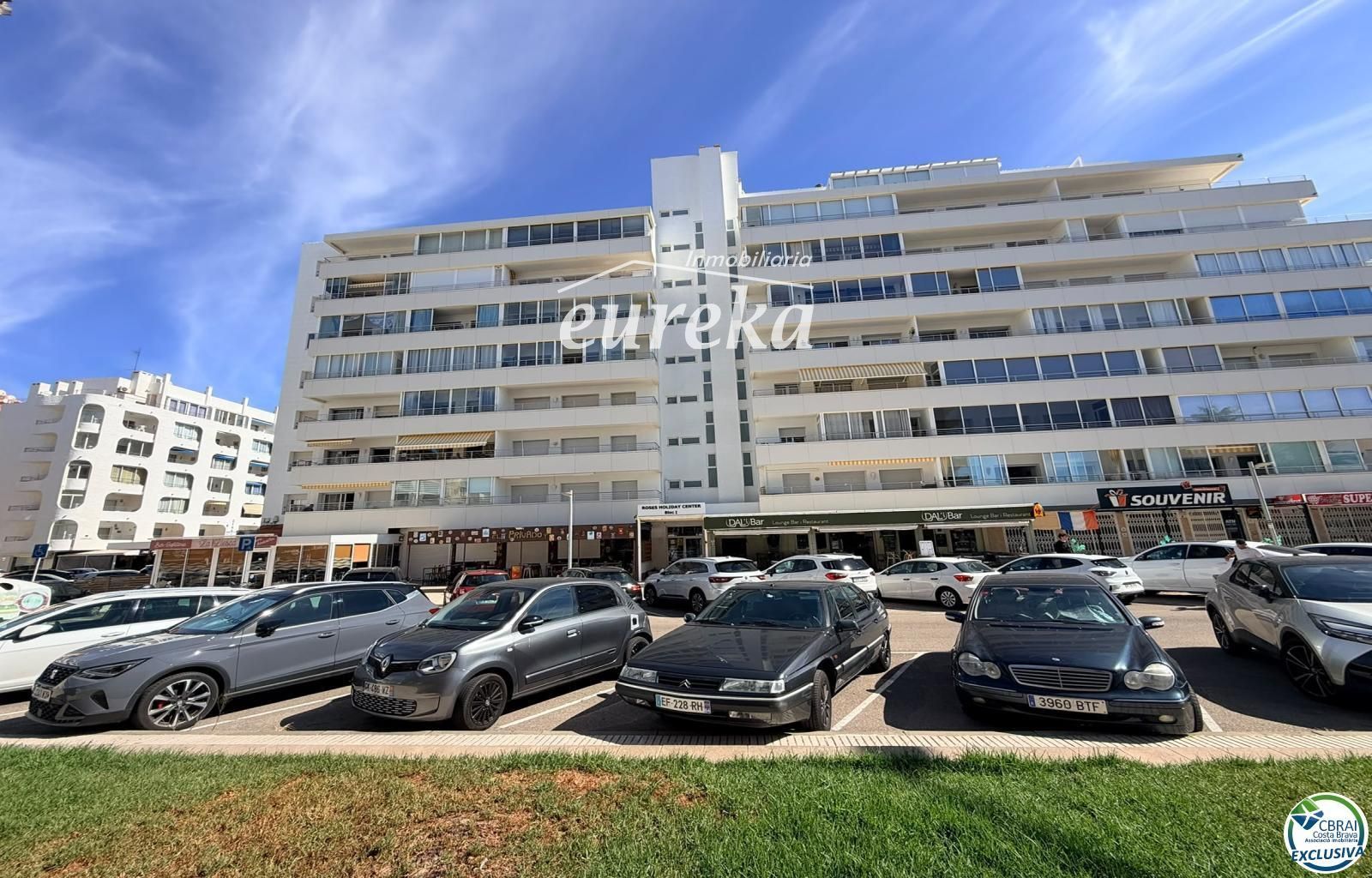 Primera línea, vista al mar, parking, piscinas y jardines sobre la playa. - Foto 46