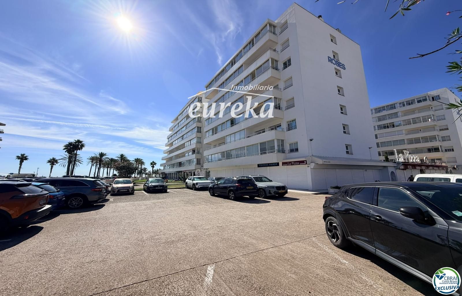 Primera línea, vista al mar, parking, piscinas y jardines sobre la playa. - Foto 50
