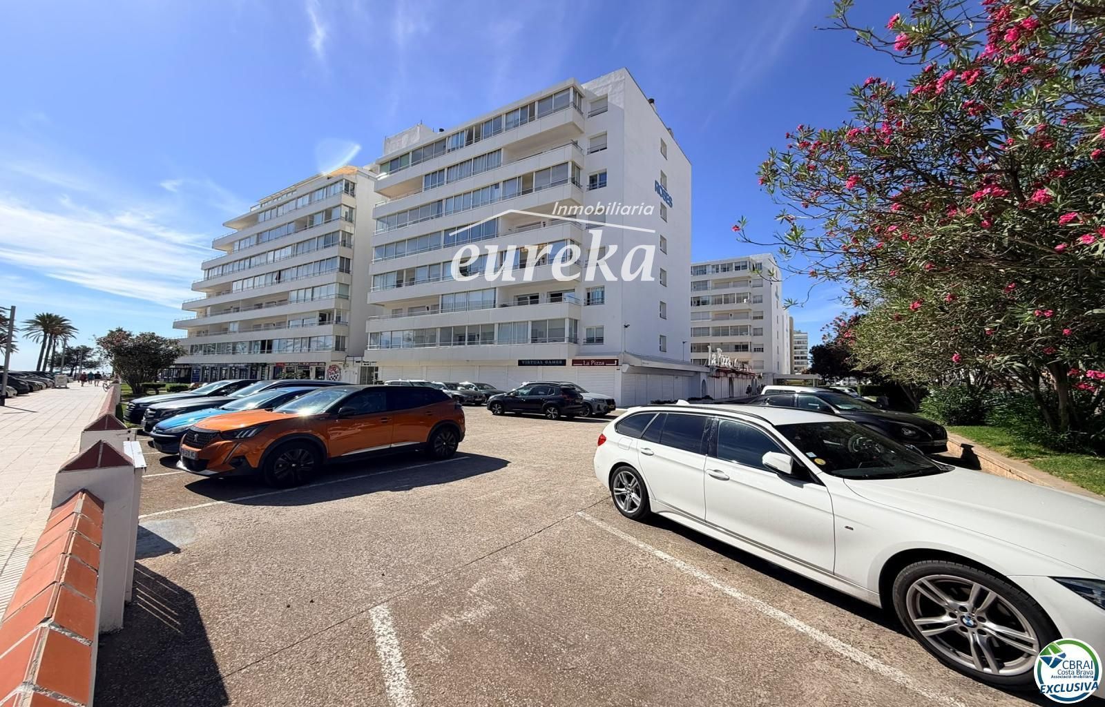 Primera línea, vista al mar, parking, piscinas y jardines sobre la playa. - Foto 52