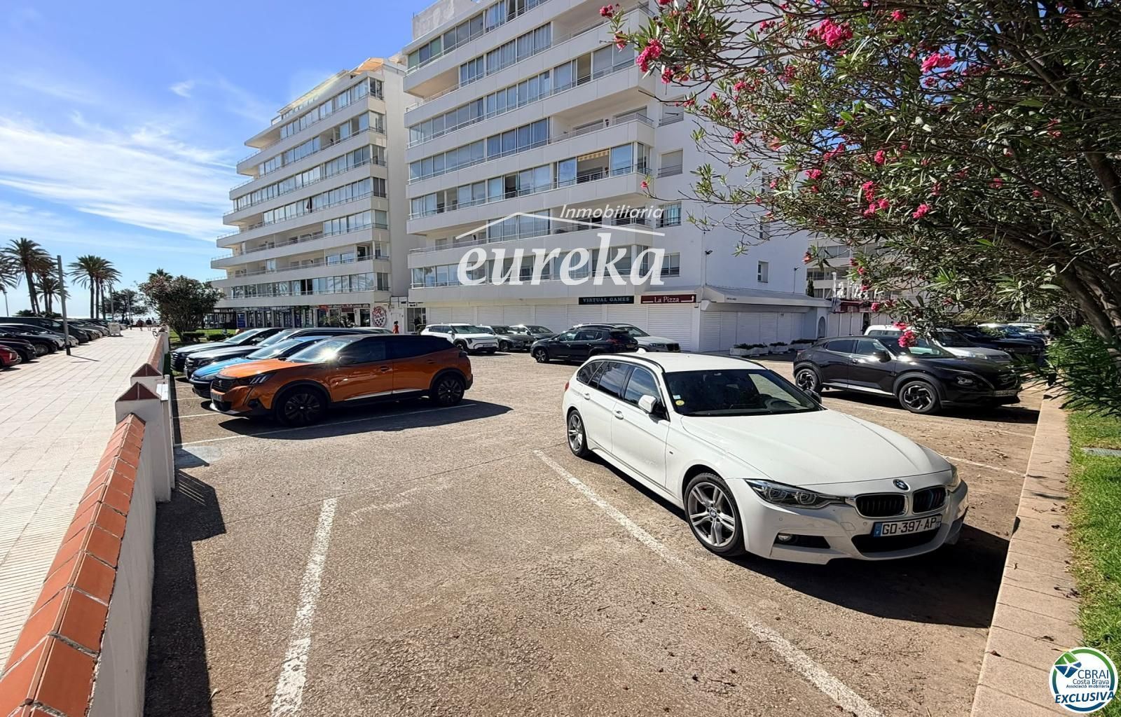 Primera línea, vista al mar, parking, piscinas y jardines sobre la playa. - Foto 54