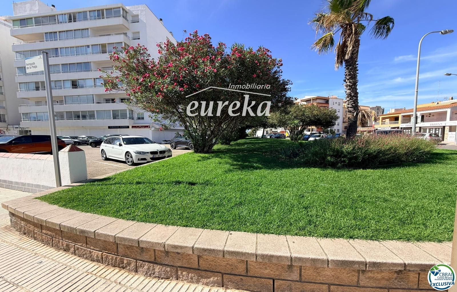 Primera línea, vista al mar, parking, piscinas y jardines sobre la playa. - Foto 56