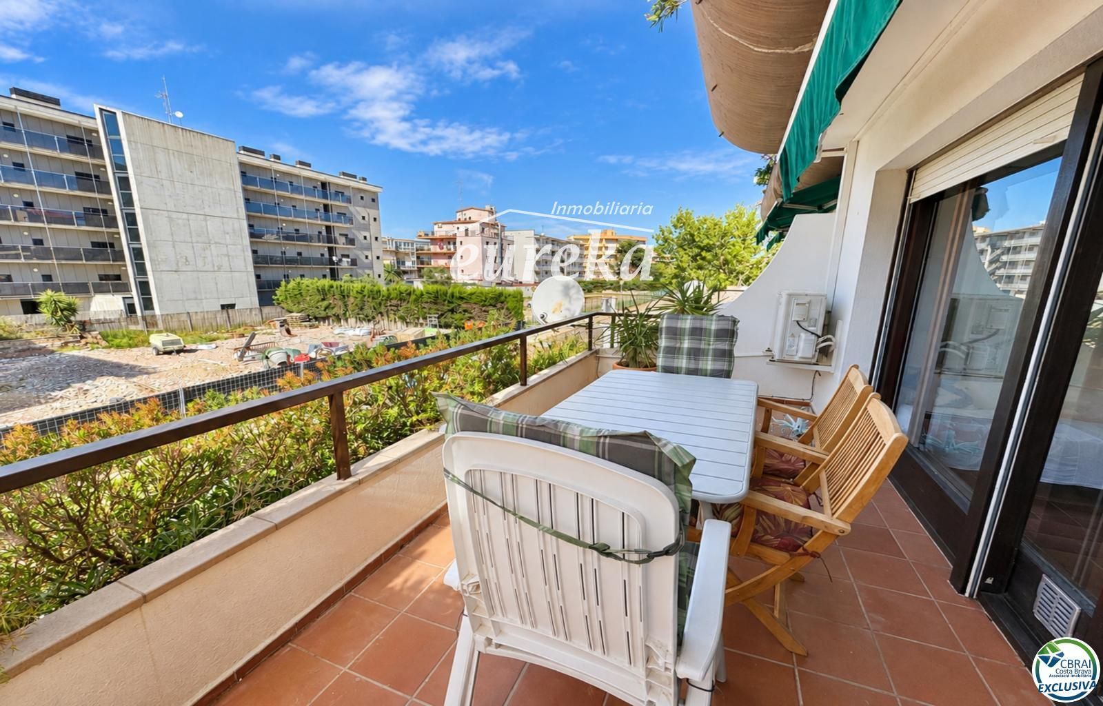 Amplio estudio con terraza y licencia turística a 80 metros de la playa de Santa Margarita - Roses - Foto 2