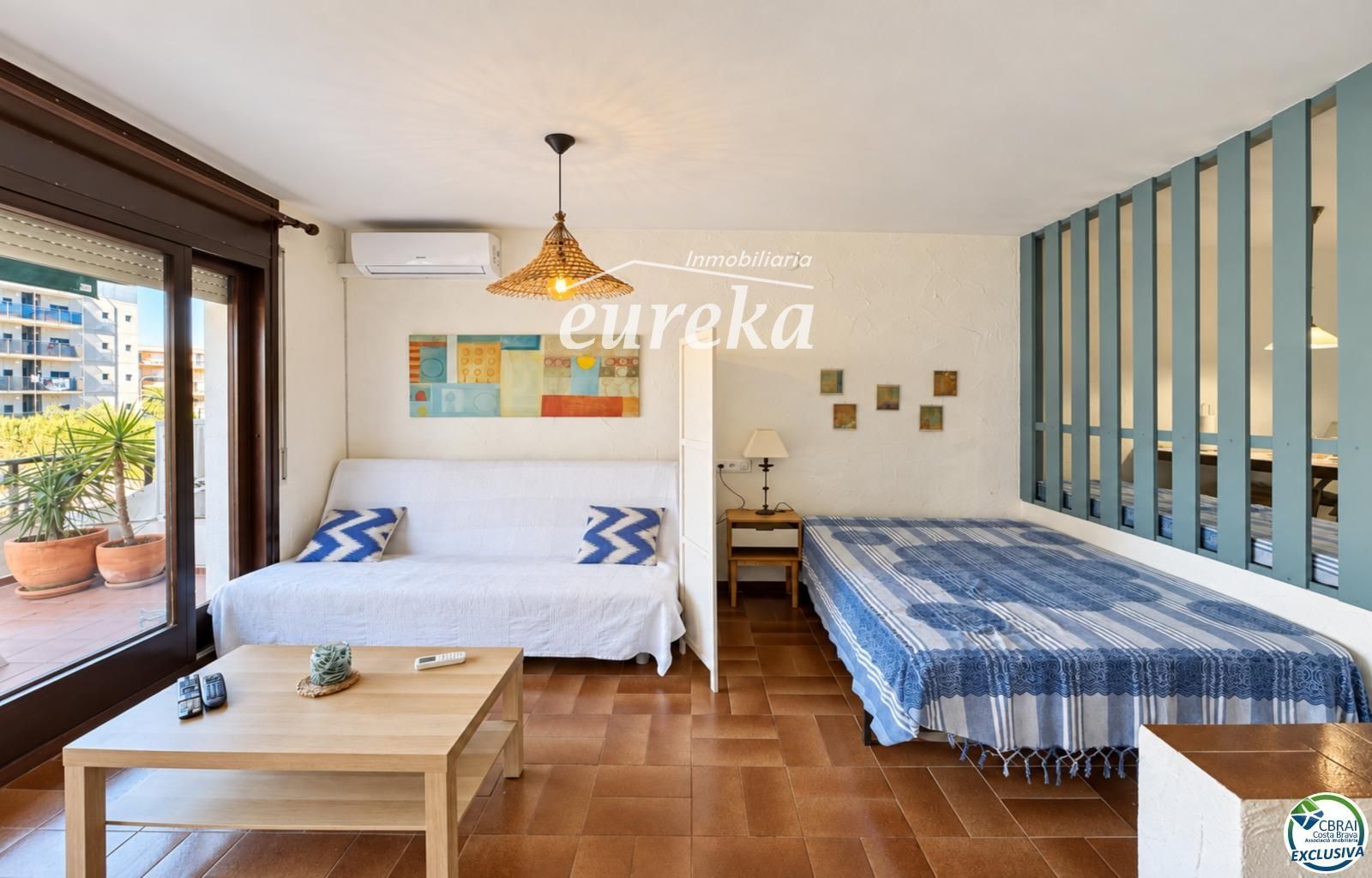 Amplio estudio con terraza y licencia turística a 80 metros de la playa de Santa Margarita - Roses - Foto 7
