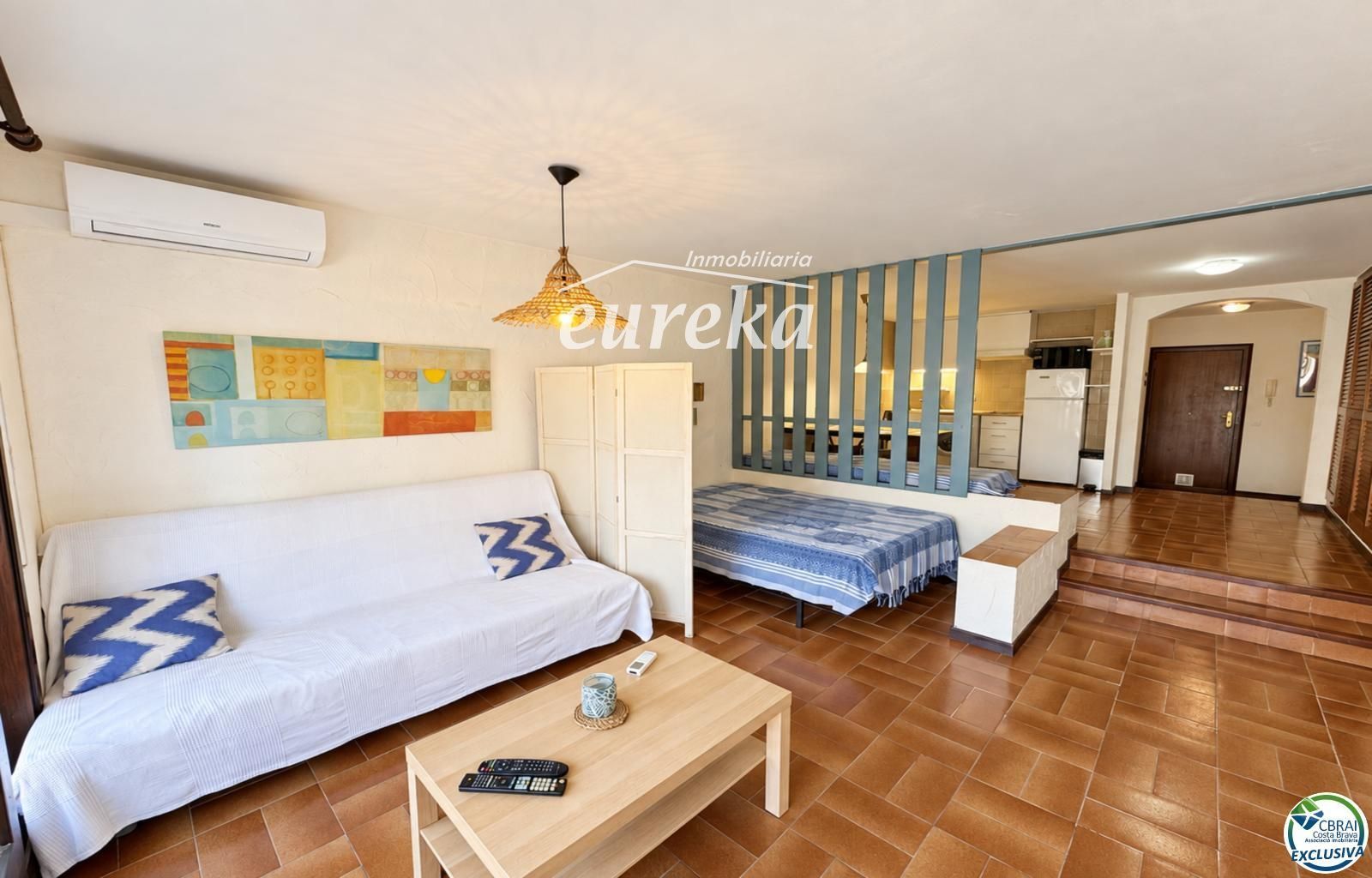 Amplio estudio con terraza y licencia turística a 80 metros de la playa de Santa Margarita - Roses - Foto 8