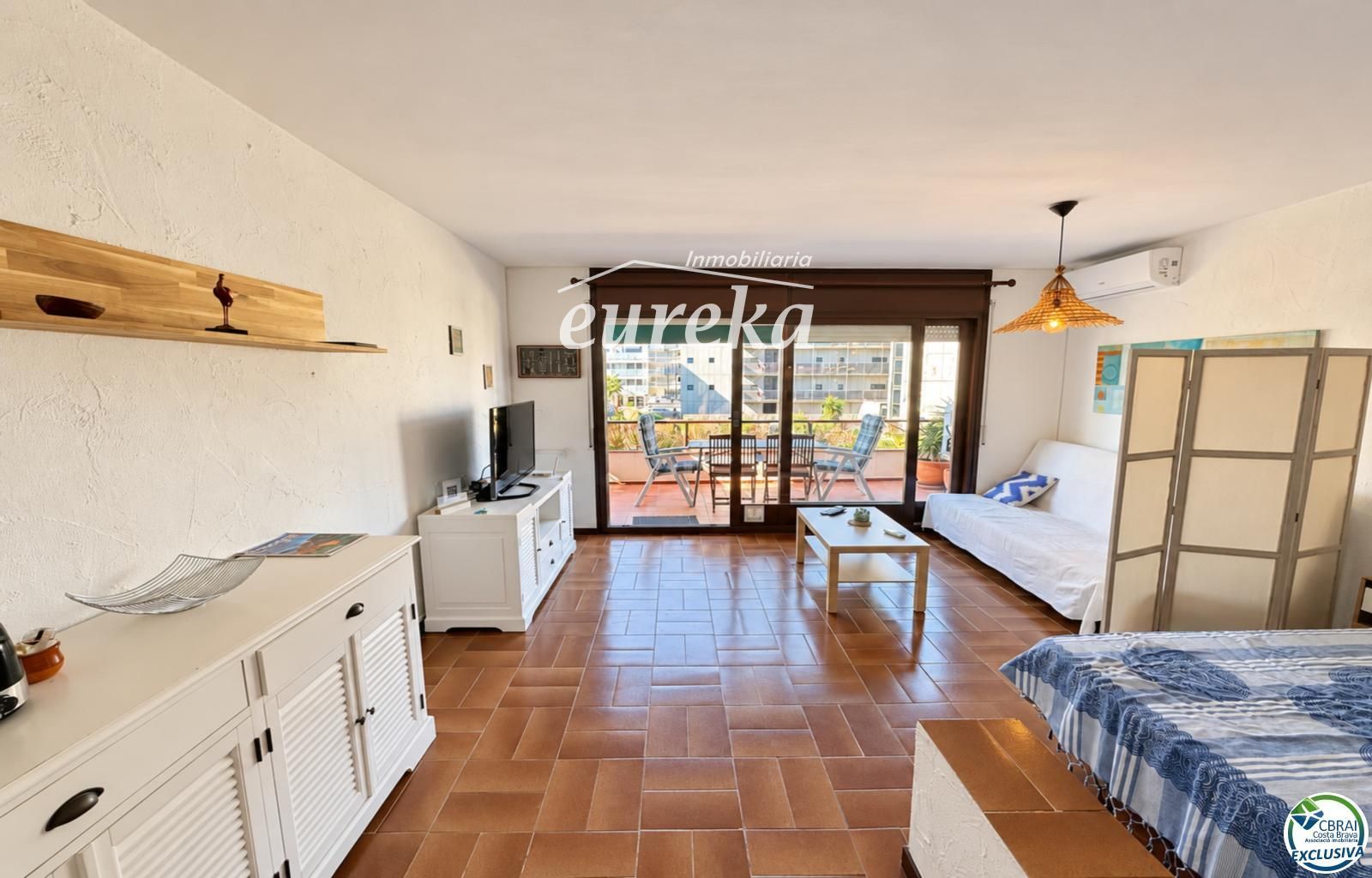 Amplio estudio con terraza y licencia turística a 80 metros de la playa de Santa Margarita - Roses - Foto 9