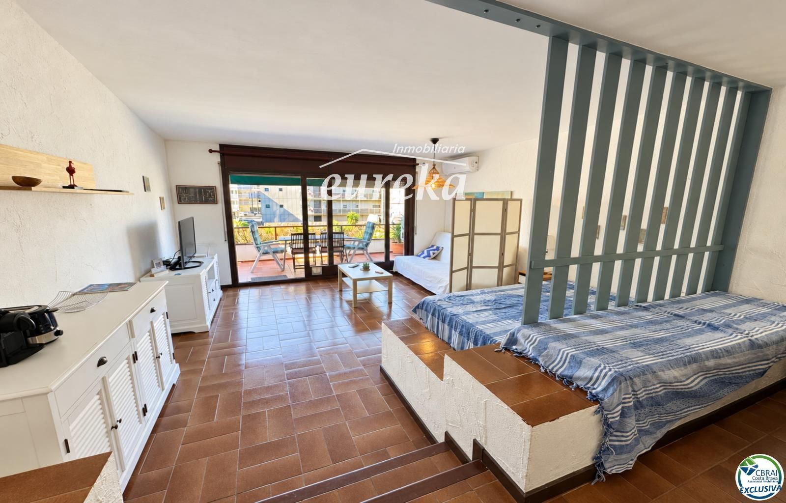 Amplio estudio con terraza y licencia turística a 80 metros de la playa de Santa Margarita - Roses - Foto 13
