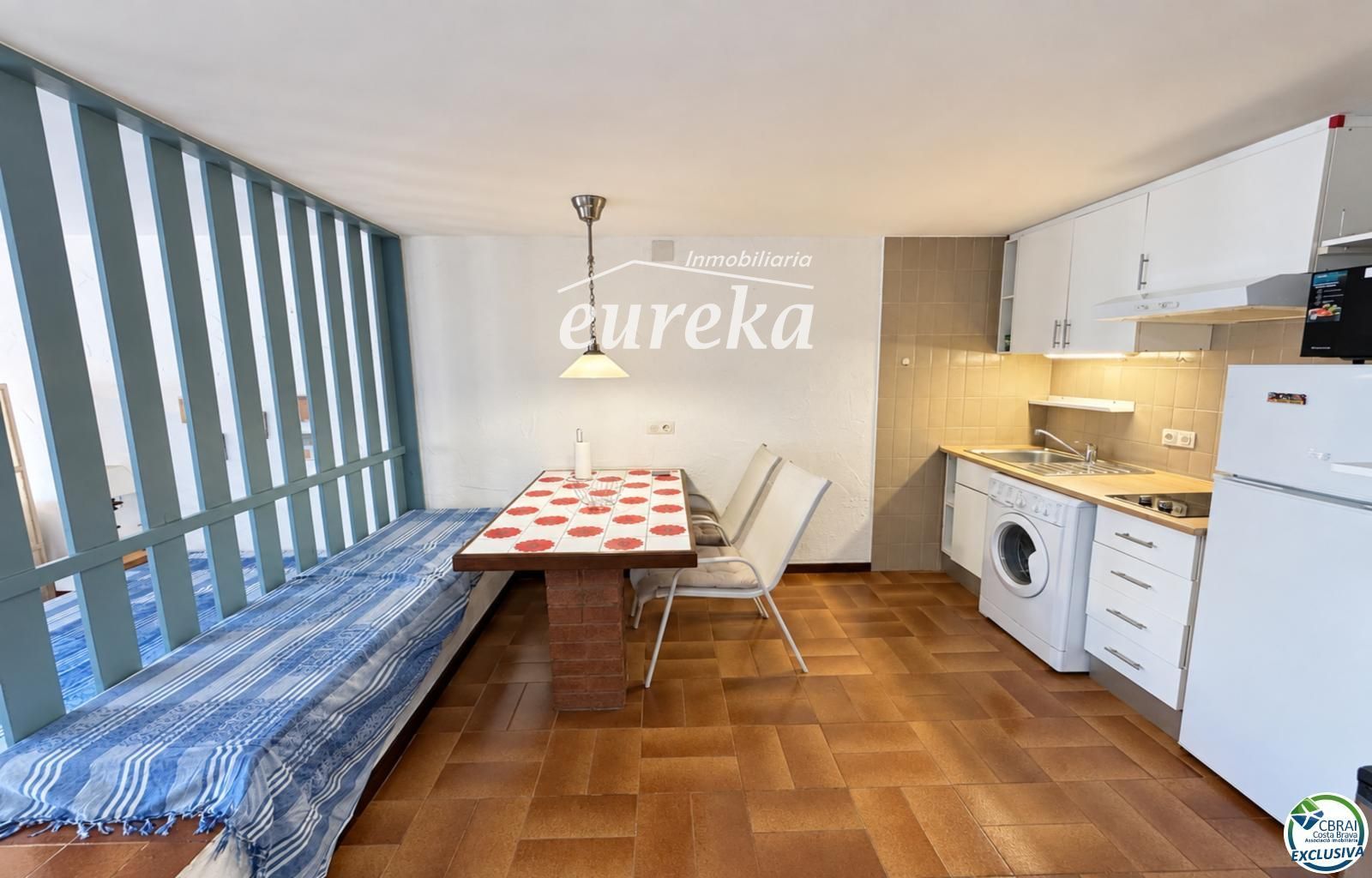 Amplio estudio con terraza y licencia turística a 80 metros de la playa de Santa Margarita - Roses - Foto 14