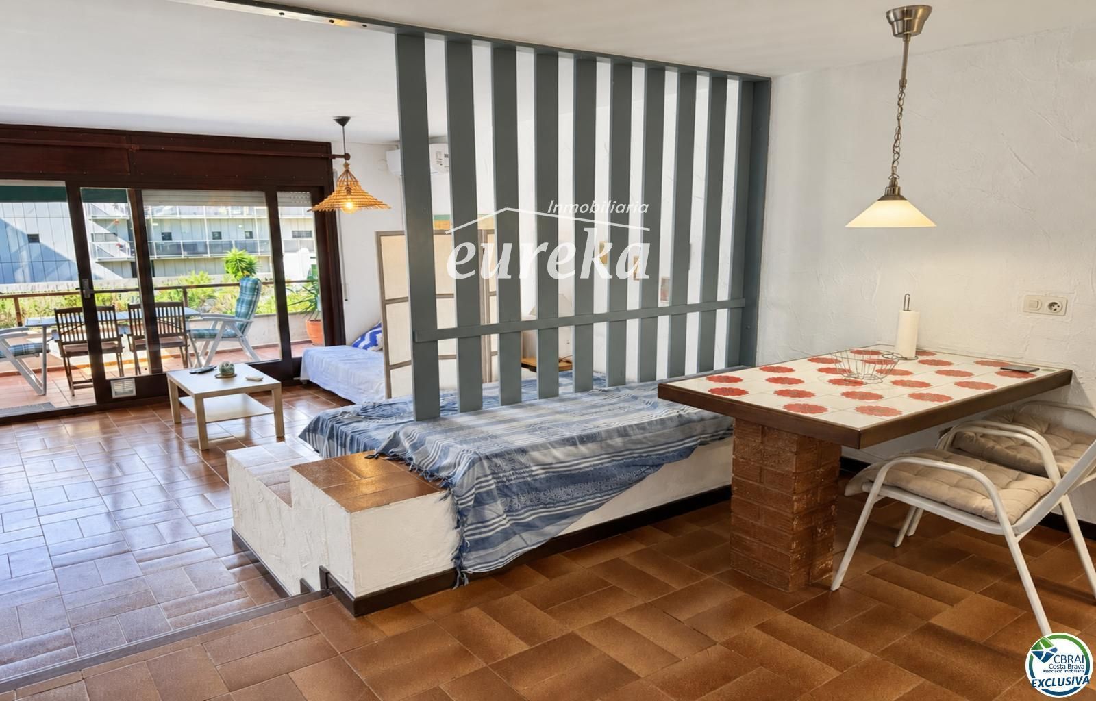 Amplio estudio con terraza y licencia turística a 80 metros de la playa de Santa Margarita - Roses - Foto 15