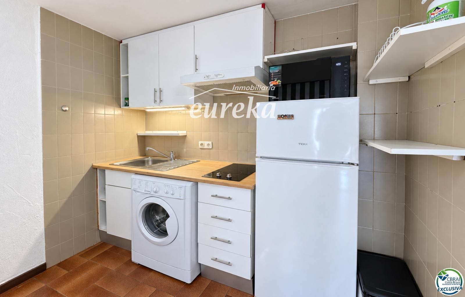 Amplio estudio con terraza y licencia turística a 80 metros de la playa de Santa Margarita - Roses - Foto 17