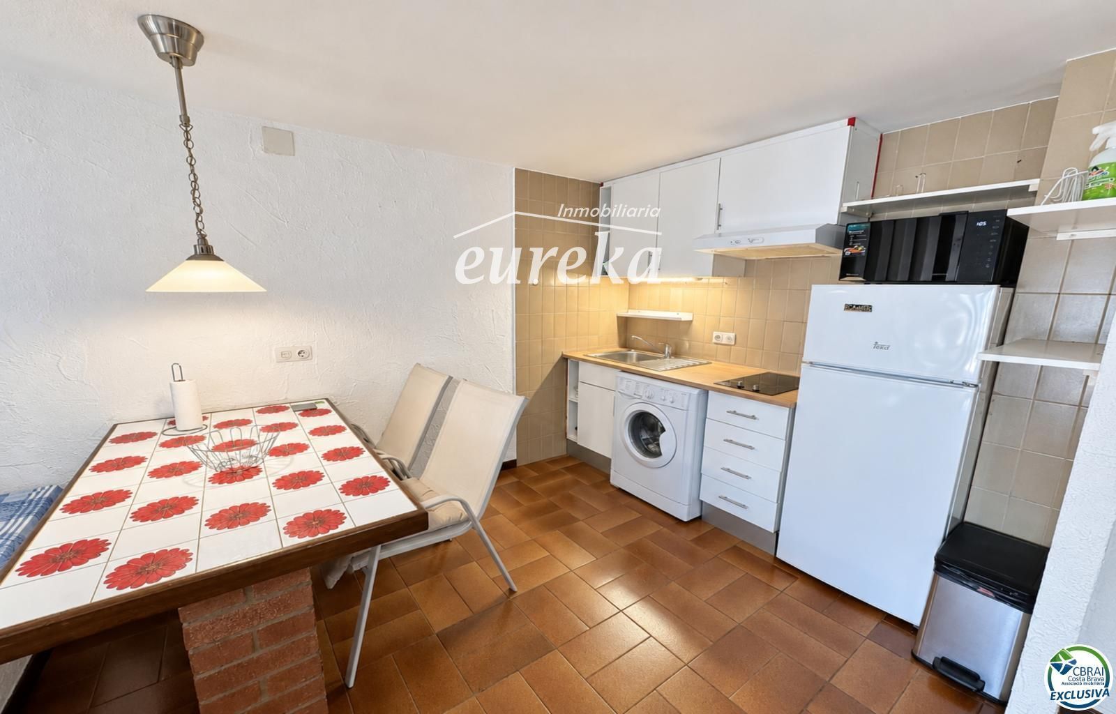 Amplio estudio con terraza y licencia turística a 80 metros de la playa de Santa Margarita - Roses - Foto 19