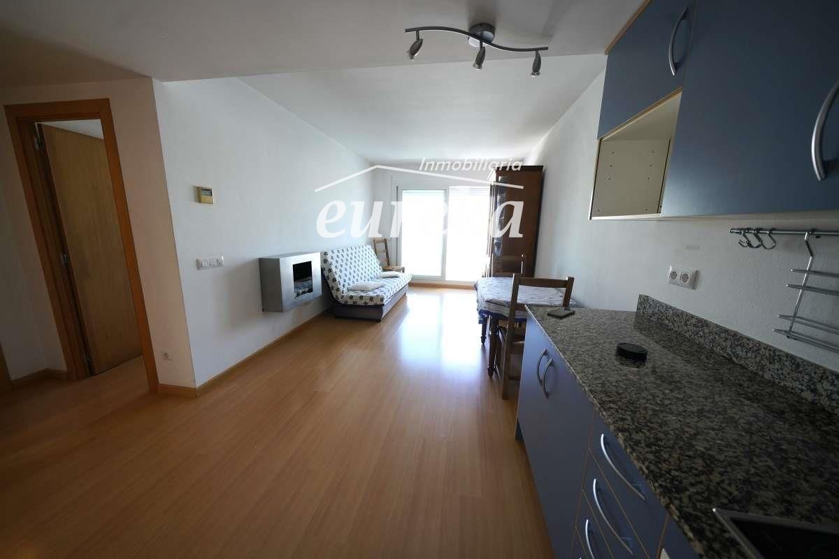Se vende ático de una habitación con bodega y plaza de aparcamiento privada en Roses. - Foto 6