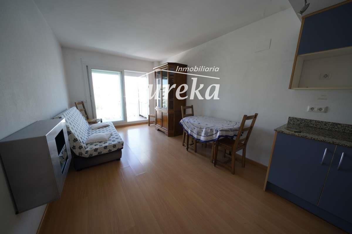 Se vende ático de una habitación con bodega y plaza de aparcamiento privada en Roses. - Foto 7
