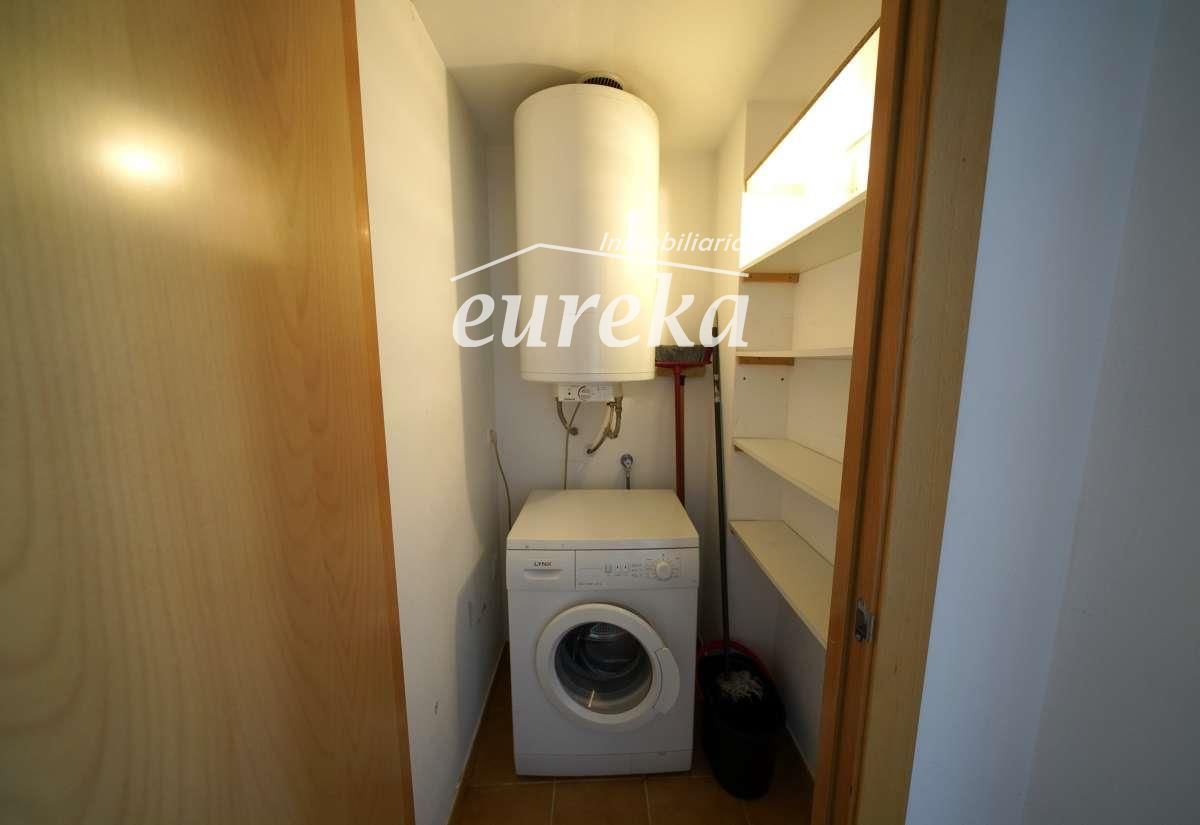 Se vende ático de una habitación con bodega y plaza de aparcamiento privada en Roses. - Foto 9